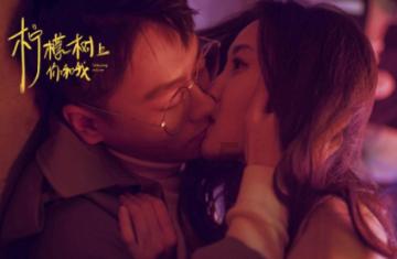 希腊货船在红海遇袭现场曝光 导弹爆炸后冒火光